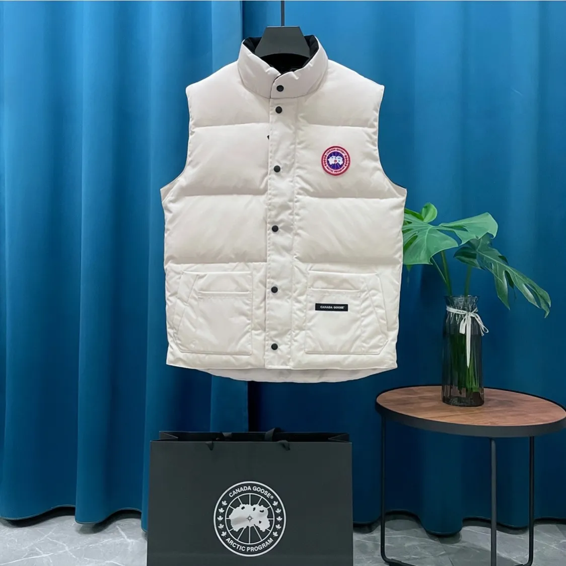 P390 Canada goose➡️Canada Goose Freestyle Crew Down Vest 💯The softness and hardness of the fabric is comparable to that of the genuine product. It can be restored by kneading at will (fabric misunderstanding: it is not a high-hardness fabric that is waterproof. You will notice the softness and comfort of the fabric only if you buy the latest genuine version this year). 💯Customized authentic YKK military-grade copper core zipper pullers, high hardness and no jamming 💯All workmanship and wiring are controlled by workers with more than ten years of service. They must be horizontal and vertical, and are not crooked. The wiring density inside is more sophisticated. Feel free to compare. 💯Big goose label, collar label, washed label, hangtag, zipper cord, pocket label, collar velvet, buttons, all details are synchronized